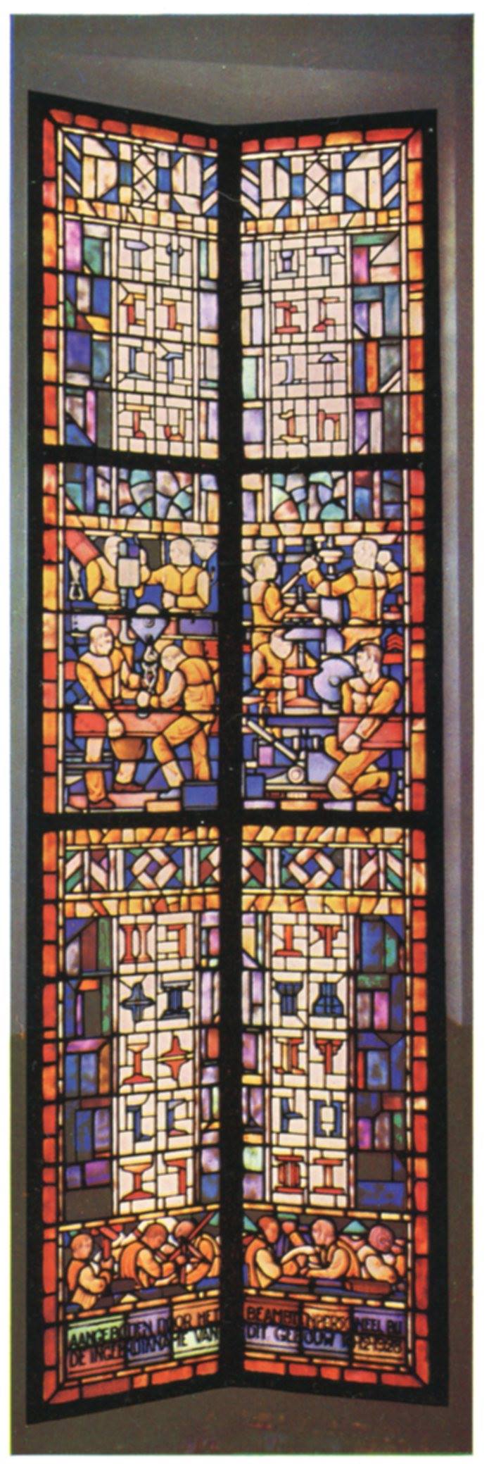 In het trappenhuis van het kantoor van de Vries Robbé zat dit prachtige gebrandschilderde raam, aangeboden door het personeel aan de Directie bij de opening van het pand in 1928.