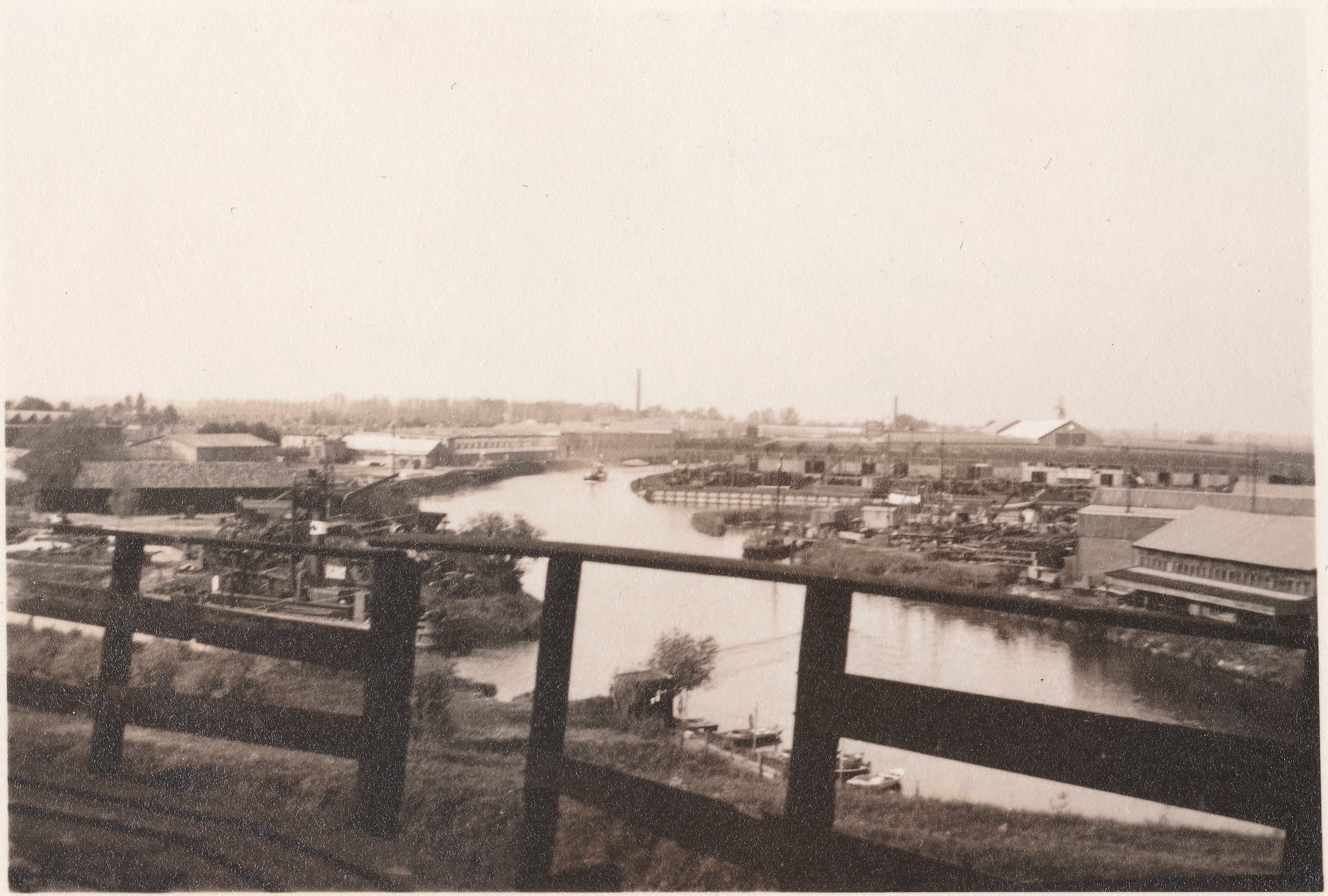 Vanaf molen Nooit Volmaakt uitzicht over de Linge met de fabriek van de Vries Robbe op 23 mei 1939